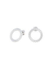 Boucles d'oreilles puces Ondea argentées en forme de cercle ajouré et strié - Bijou sur fond blanc
