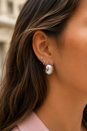 Boucles d’oreilles créoles épaisses argentées Carry - Bijou porté