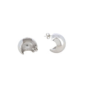 Boucles d’oreilles créoles épaisses argentées Carry - Bijou sur fond blanc