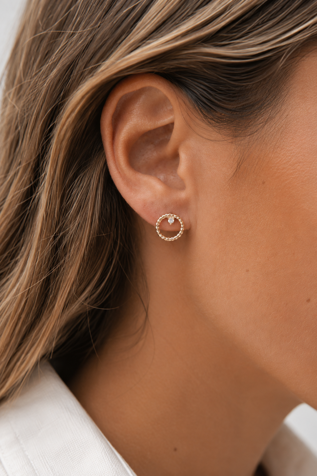 Boucles d'oreilles puces dorées Satine anneau torsadé et zircon - Bijou porté