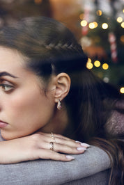 Boucles d'oreilles créoles dorées Janina striées et ornées de zircons colorés - Bijou porté