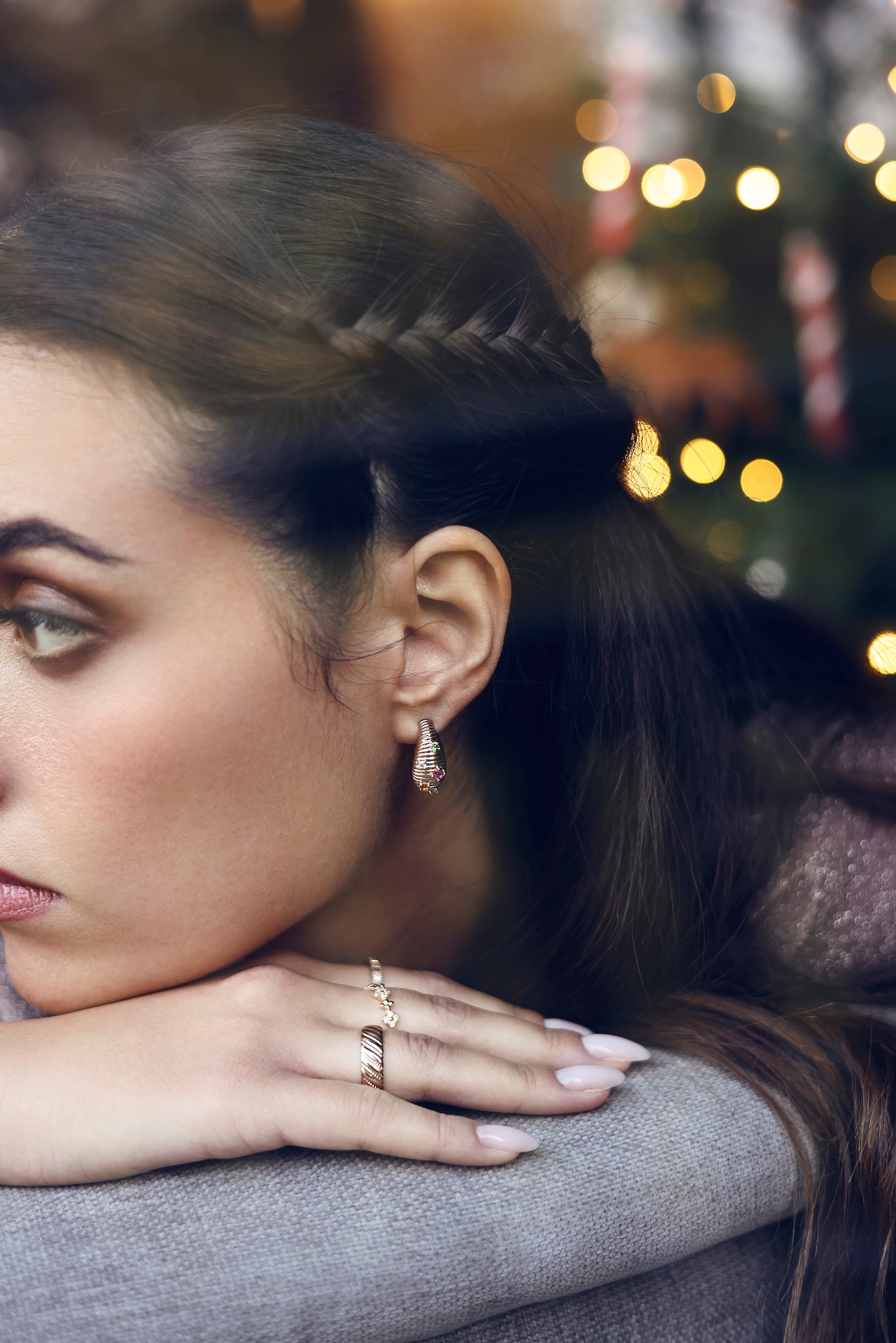 Boucles d'oreilles créoles dorées Janina striées et ornées de zircons colorés - Bijou porté