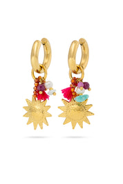 Boucles d'oreilles mini créoles dorées Michaela avec pendentif soleil et pierres naturelles - Bijou sur fond blanc