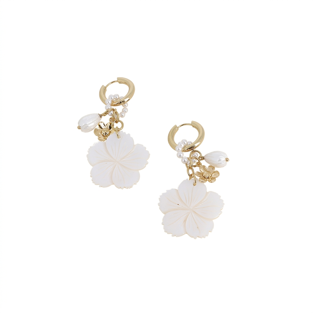 Boucles d'oreilles créoles Olya pendantes dorées avec auréole de perles en nacre et pendentifs fleurs - Bijou photographié sur fond blanc