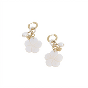 Boucles d'oreilles créoles Olya pendantes dorées avec auréole de perles en nacre et pendentifs fleurs - Bijou photographié sur fond blanc