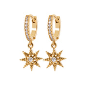 Boucles d'oreilles créoles dorées Adora zircons serties de zircons pendentif soleil - Bijou sur fond blanc