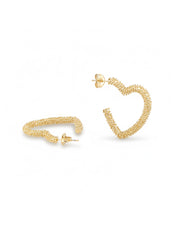 Boucles d'oreilles créoles Percia dorées en forme de cœur texturées - Bijou photographié sur fond blanc
