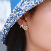 Boucles dorées puces Adi - Bijou porté