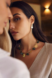 Boucles d'oreilles pendantes dorées Camelia avec pastilles martelées et chaînes - Bijou porté