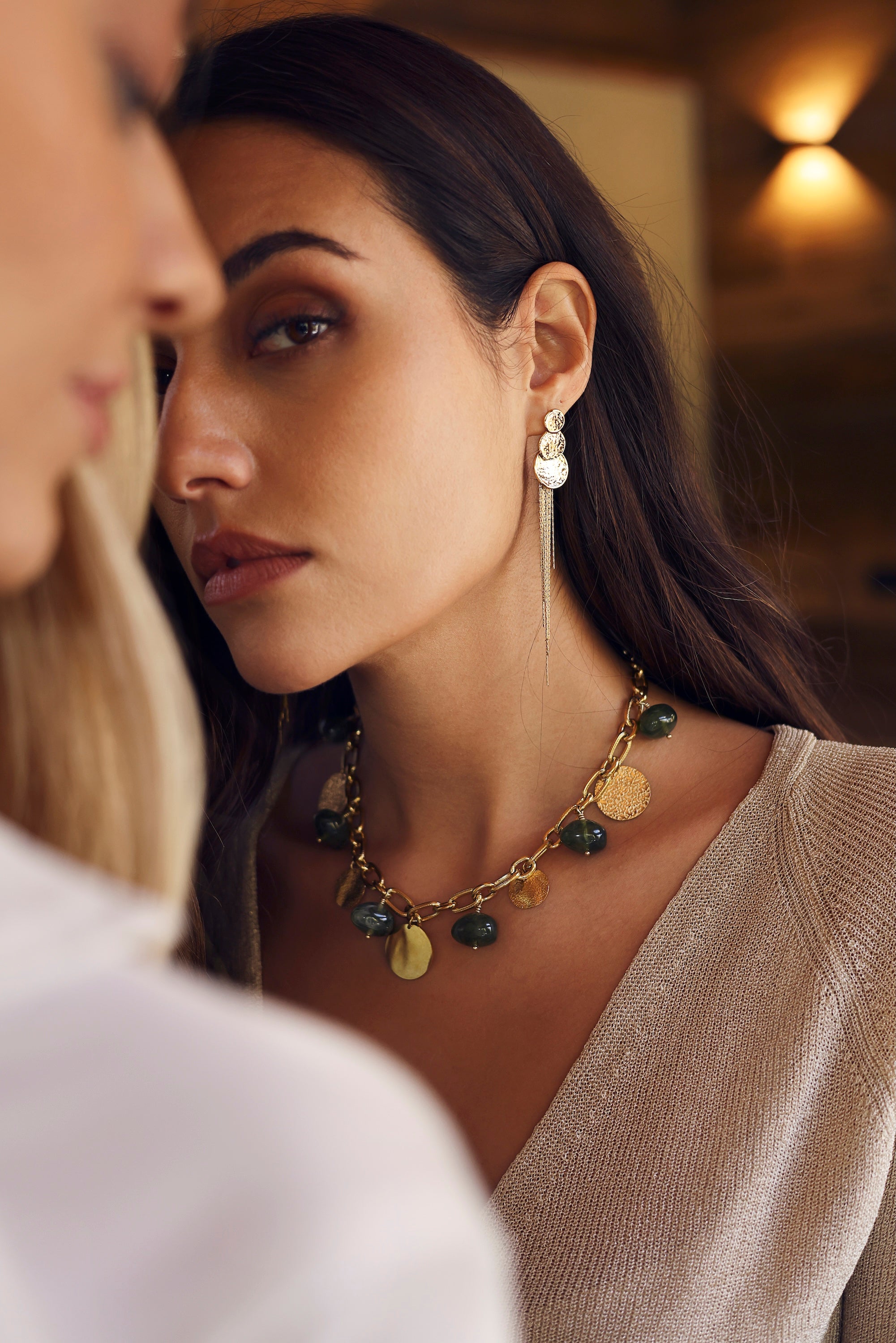 Boucles d'oreilles pendantes dorées Camelia avec pastilles martelées et chaînes - Bijou porté