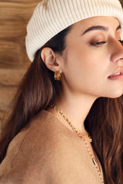 Boucles d'oreilles mini créoles dorées Camy camel avec acétate colorée - Bijou porté