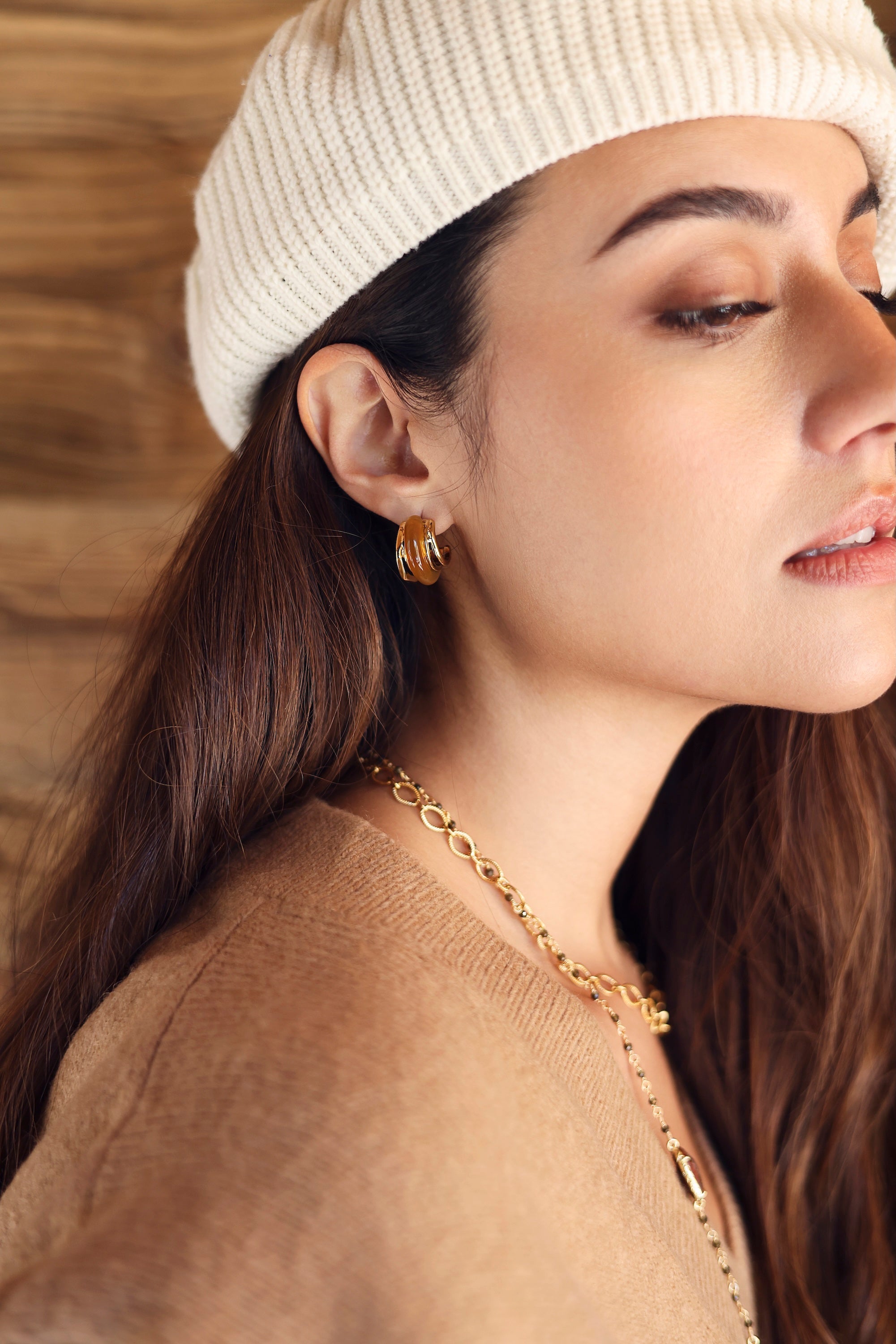 Boucles d'oreilles mini créoles dorées Camy camel avec acétate colorée - Bijou porté