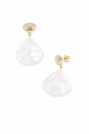 Boucles d'oreilles dorées Cory pendantes avec coquillage et nacre - Bijousur fond blanc