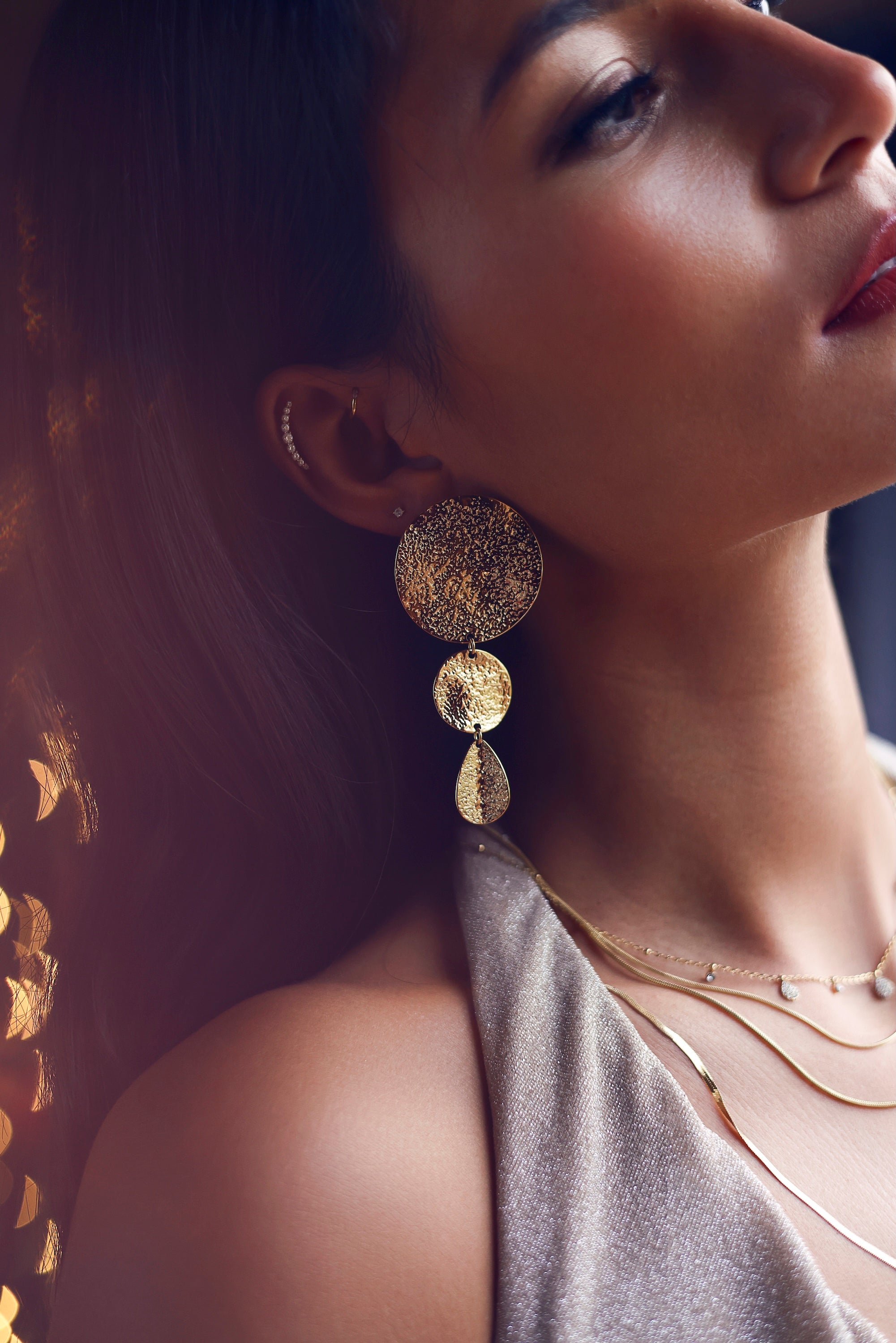 Boucles d'oreilles pendantes dorées Elly martelées - Bijou porté