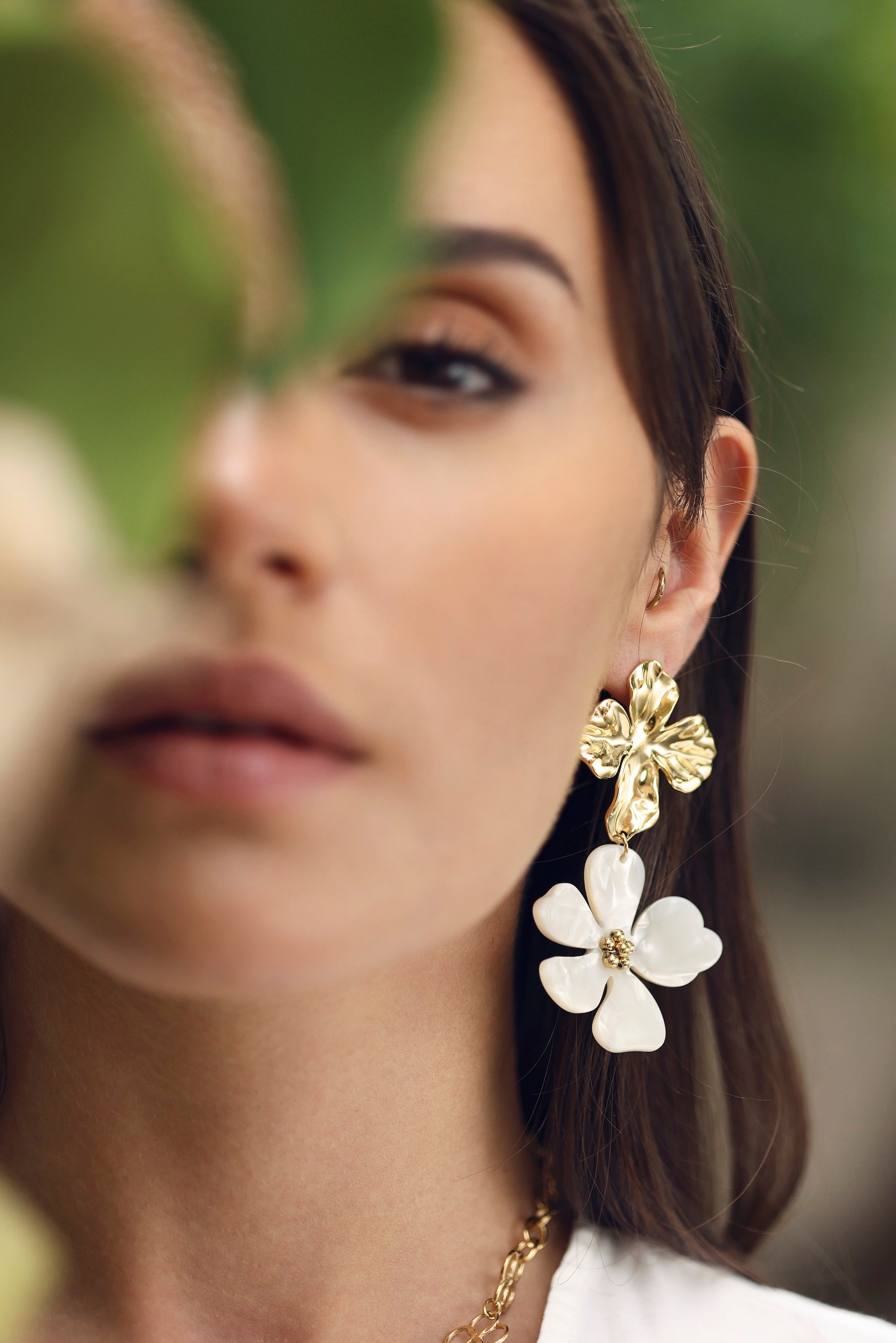 Boucles d'oreilles pendantes dorées fleurs Elwenn - Bijou porté