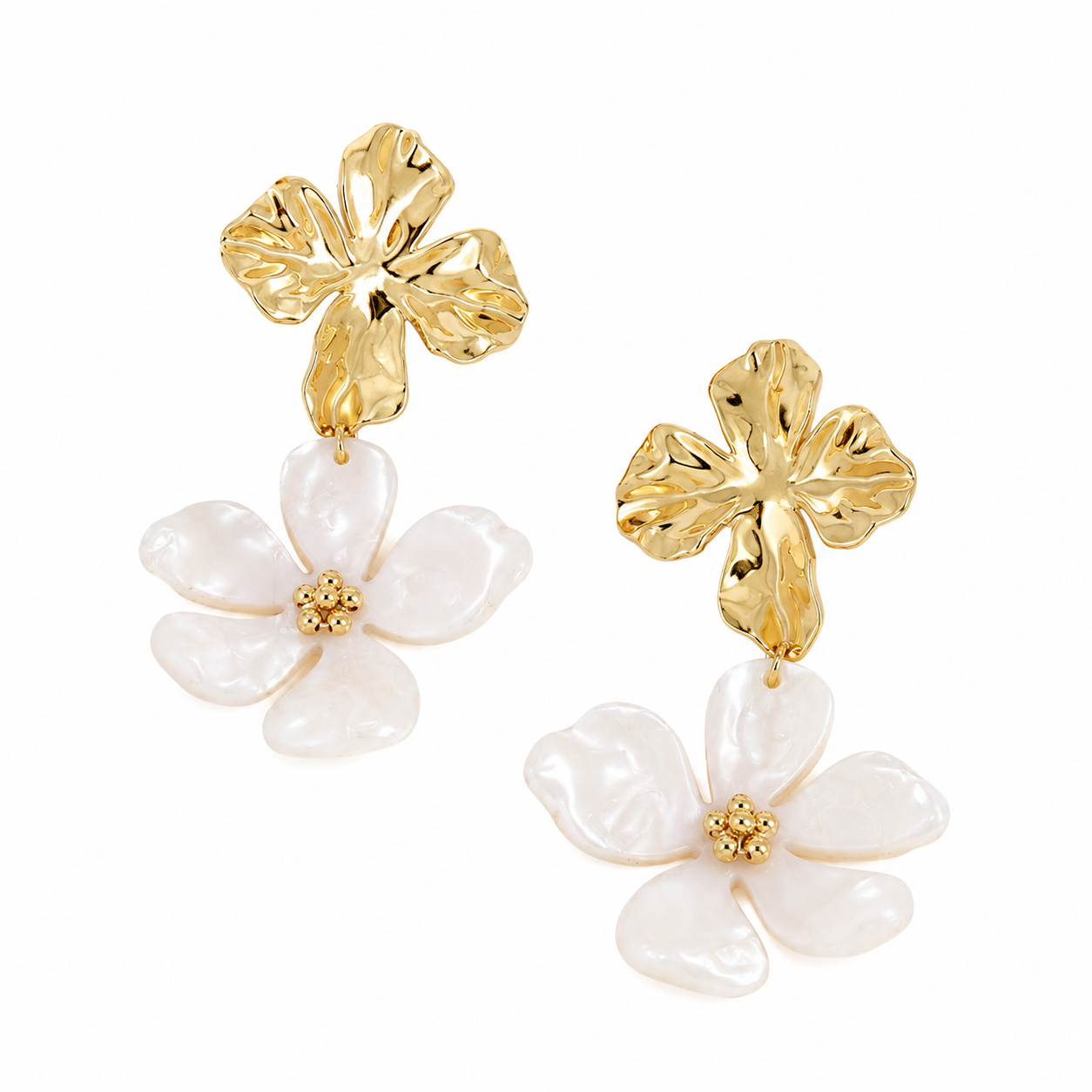 Boucles d'oreilles pendantes dorées fleurs Elwenn - Bijou sur fond blanc