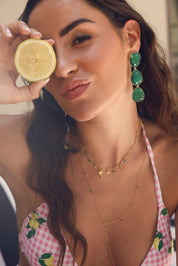 Boucles d'oreilles pendantes dorées Gisèle vert fonce ornées de pierres oeil de chat - Bijou porté