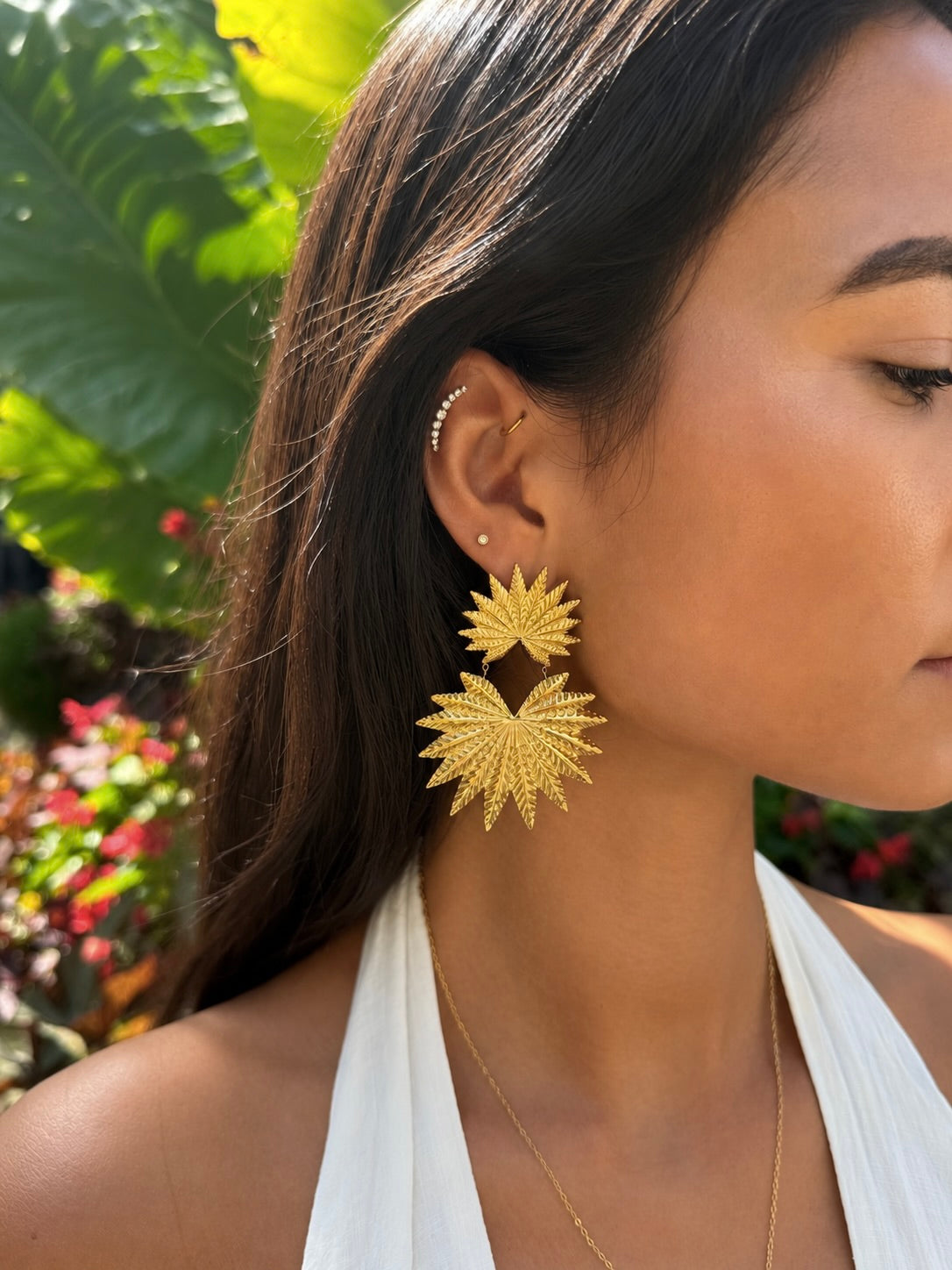 Boucles d'oreilles pendantes dorées Idalia feuilles - Bijou porté