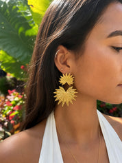 Boucles d'oreilles pendantes dorées Idalia feuilles - Bijou porté