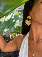Boucles d'oreilles pendantes dorées Idalia feuilles - Bijou porté