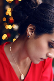 Boucles d'oreilles puces dorées Ingrid bleu zircon bleu orné de détails perlés - Bijou porté