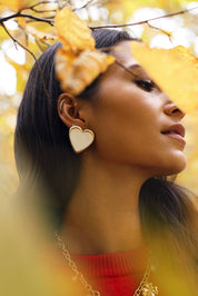 Boucles d’oreilles Ivanie blanc dorées cœurs blancs - Bijou porté