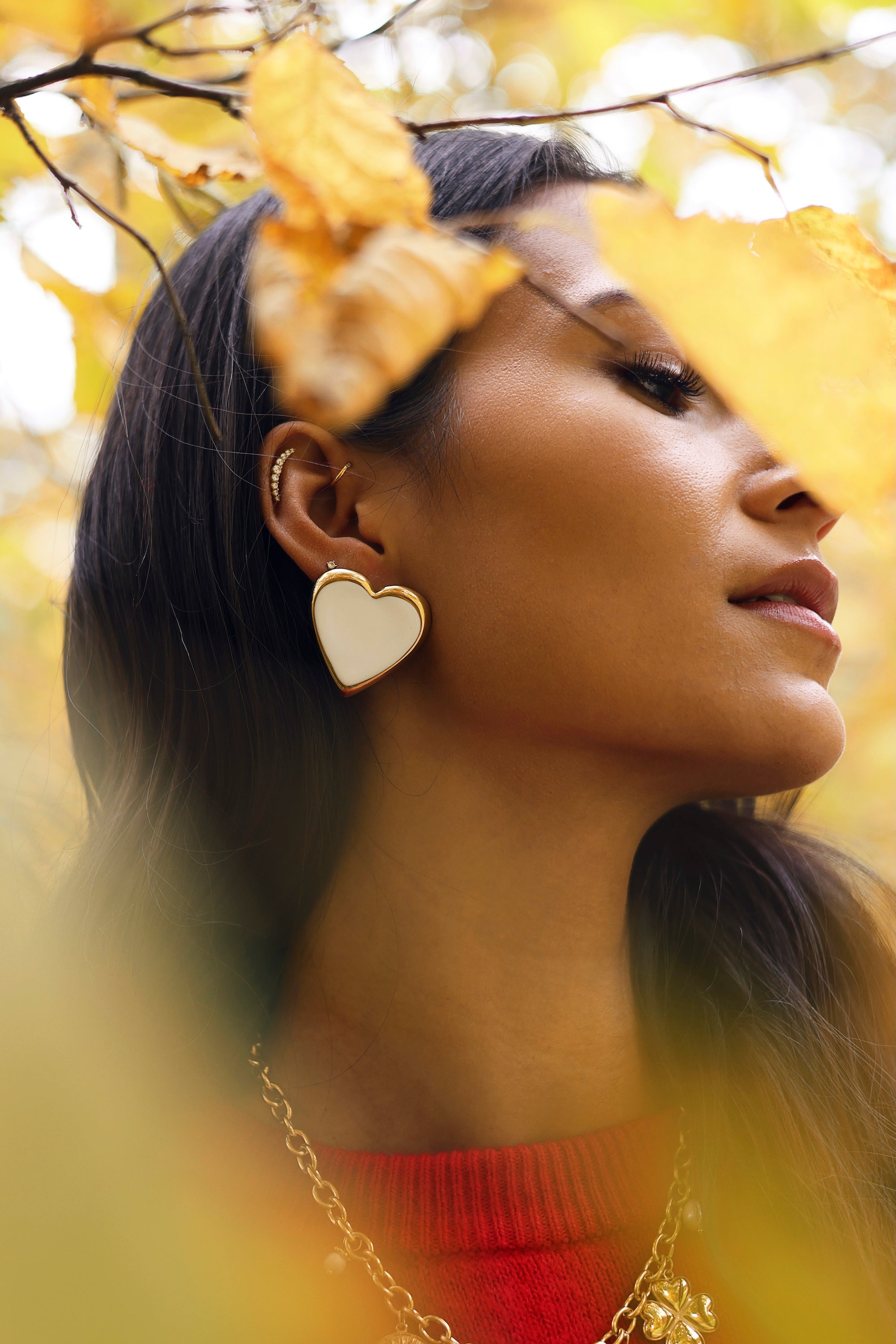 Boucles d’oreilles Ivanie blanc dorées cœurs blancs - Bijou porté
