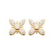 Boucles d'oreilles puces dorées Janis en forme de fleur ornées de zircons - Bijou sur fond blanc