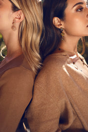 Boucles d'oreilles pendantes dorées Janyce ornées de pierres naturelles - Bijou porté