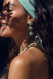 Boucles d'oreilles pendantes dorées Janyce amazonite ornées de pierres naturelles - Bijou porté
