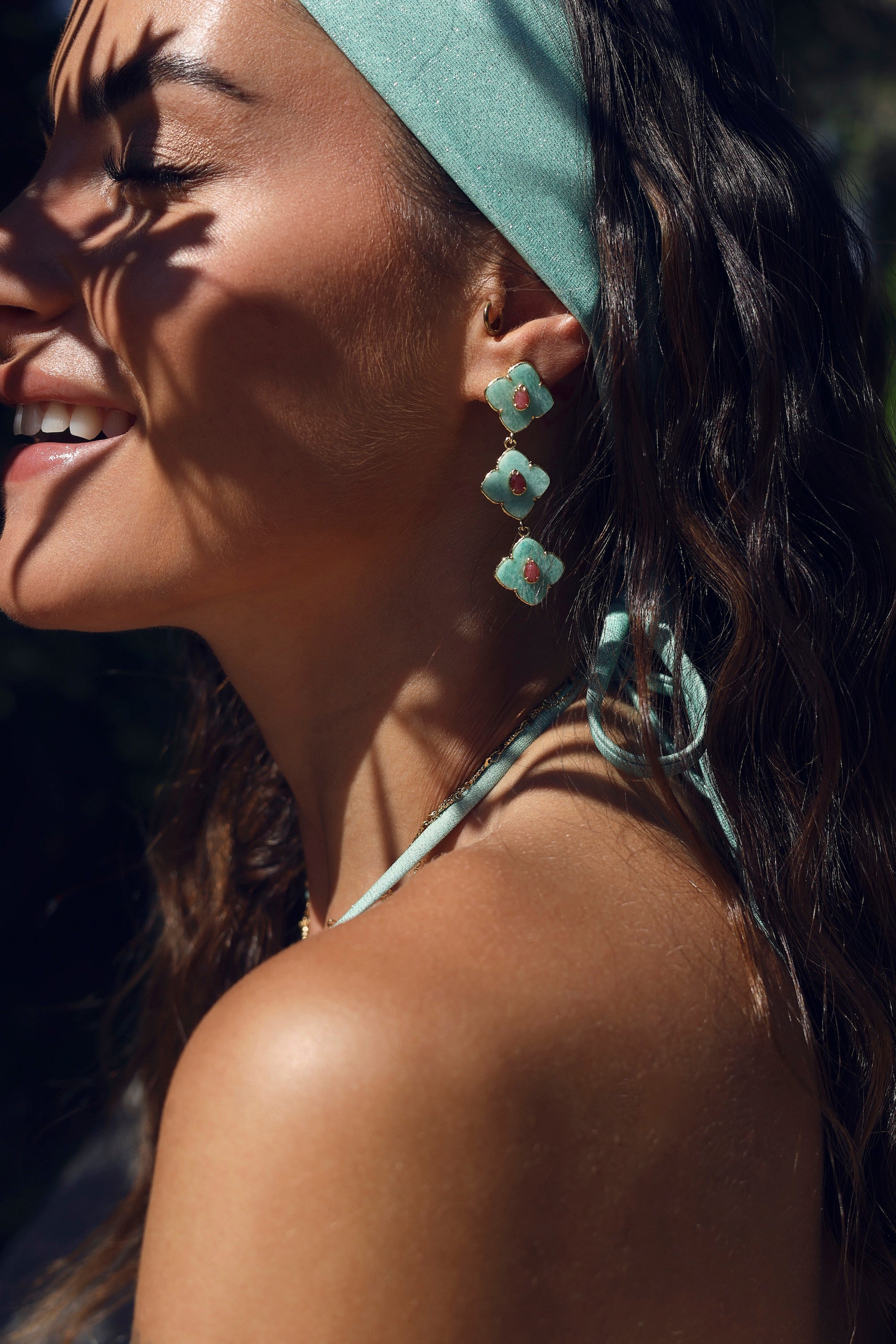 Boucles d'oreilles pendantes dorées Janyce amazonite ornées de pierres naturelles - Bijou porté