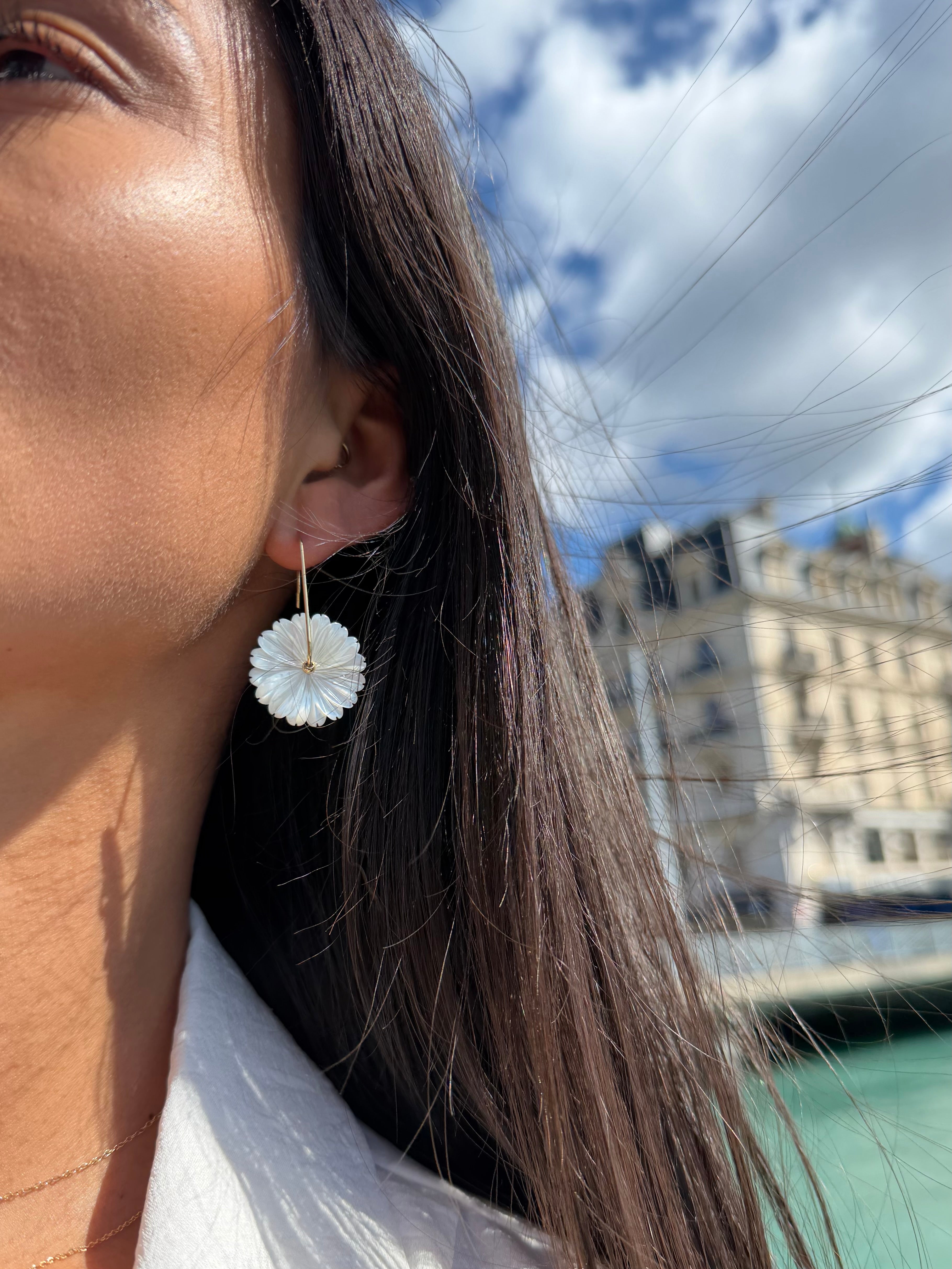 Boucles d'oreilles dorées Jasmina avec fleur en nacre - Bijou porté