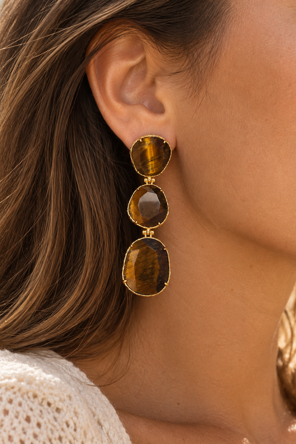 Boucles d'oreilles pendantes dorées Jina oeil de tigre ornées de pierres naturelles - Bijou porté