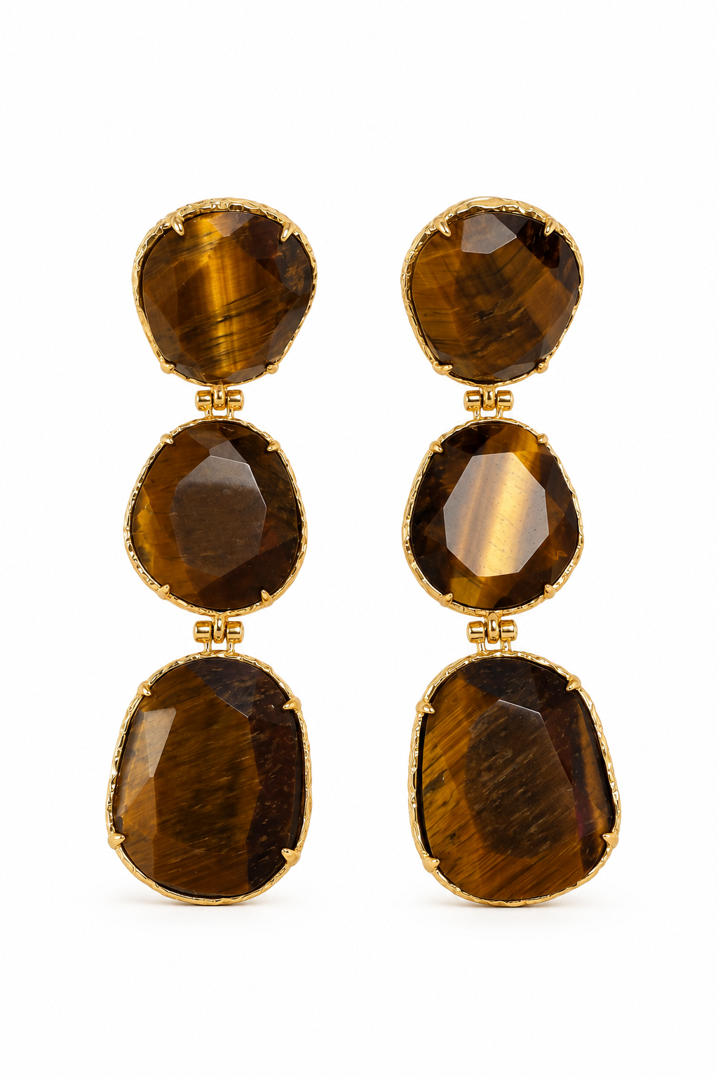 Boucles d'oreilles pendantes dorées Jina oeil de tigre ornées de pierres naturelles - Bijou sur fond blanc