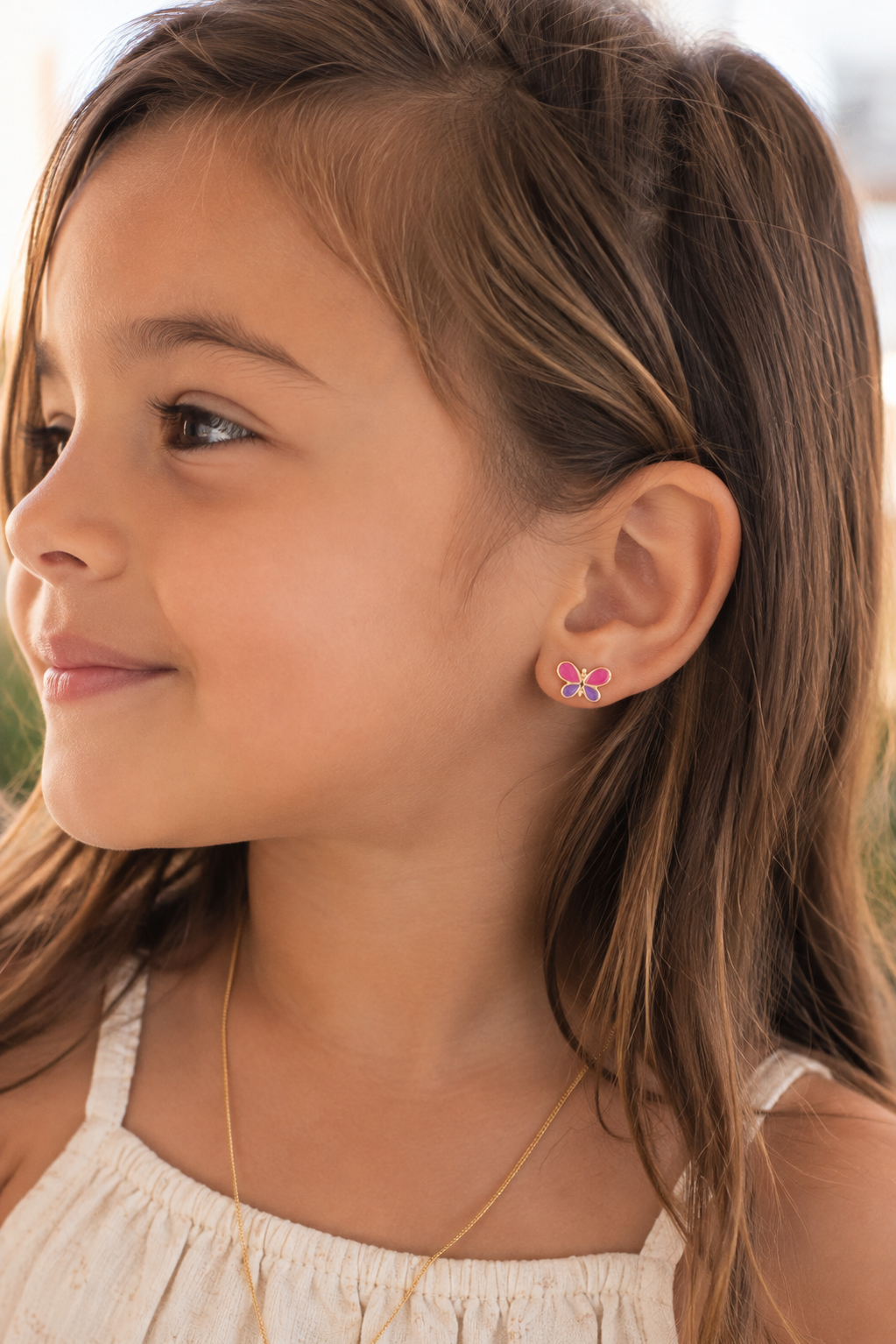 Boucles d'oreilles Justine pour enfant dorées papillon rose et violet - Bijou porté
