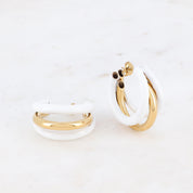 Boucles d'oreilles Katiana L dorées et blanches effet triple créoles - Bijou photographié sur fond blanc