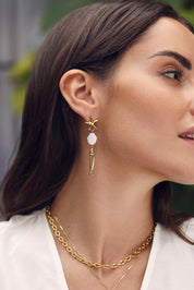 Boucles d'oreilles pendantes dorées Kiera étoile de mer, poisson et coquillage en nacre - Bijou porté