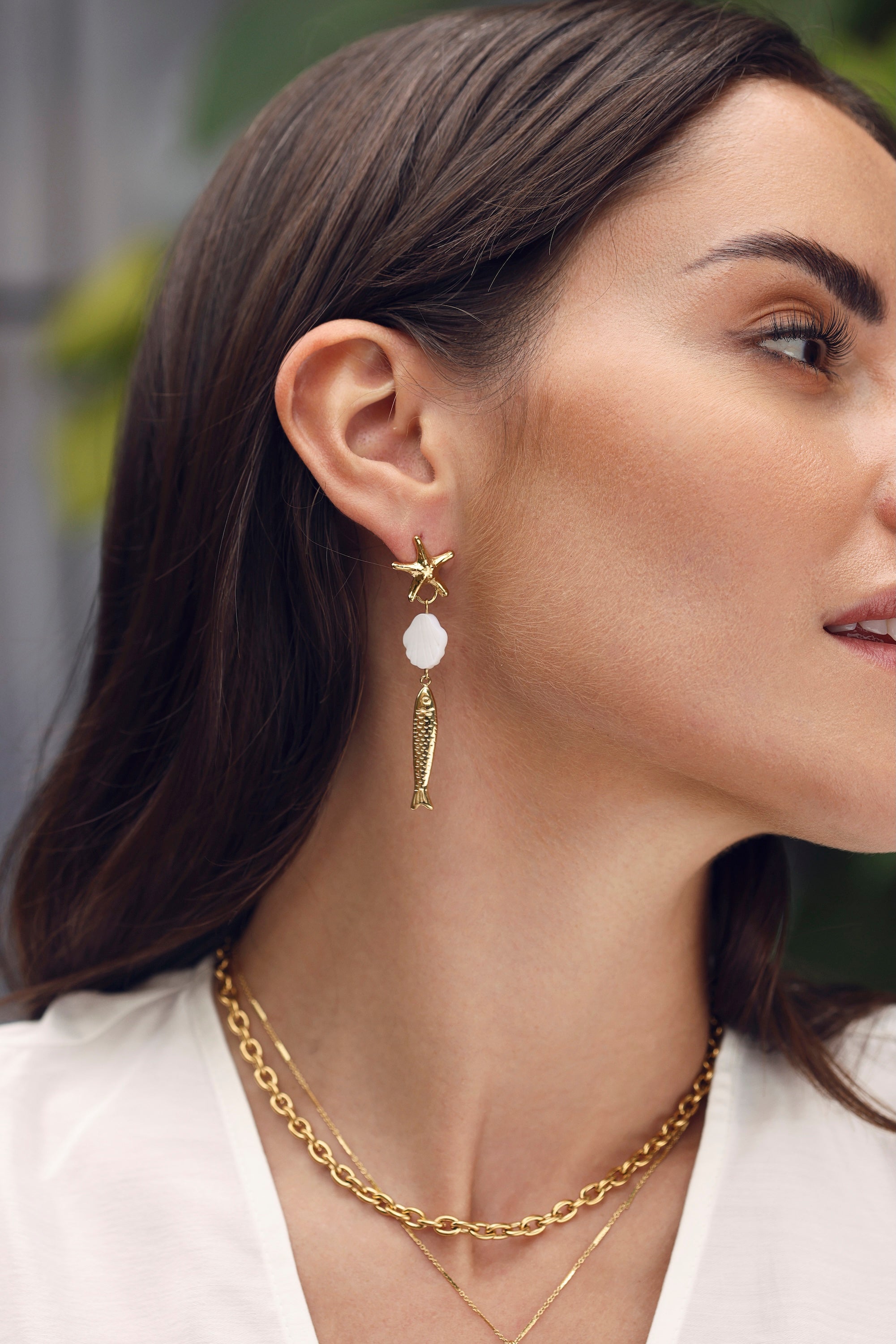 Boucles d'oreilles pendantes dorées Kiera étoile de mer, poisson et coquillage en nacre - Bijou porté