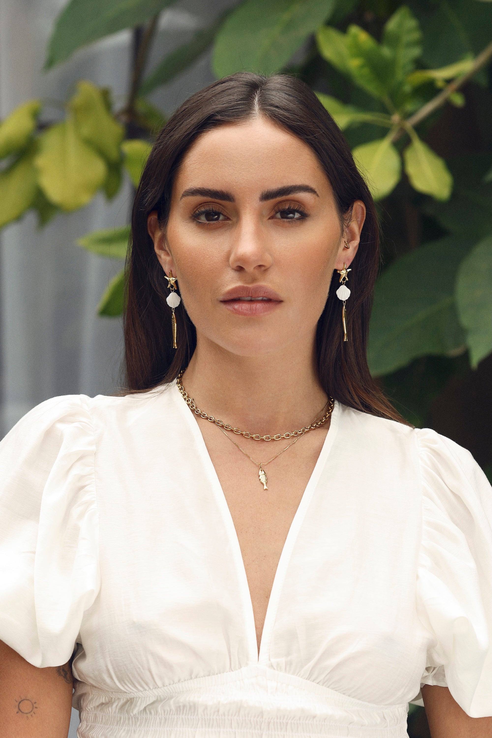 Boucles d'oreilles pendantes dorées Kiera étoile de mer, poisson et coquillage en nacre - Bijou porté