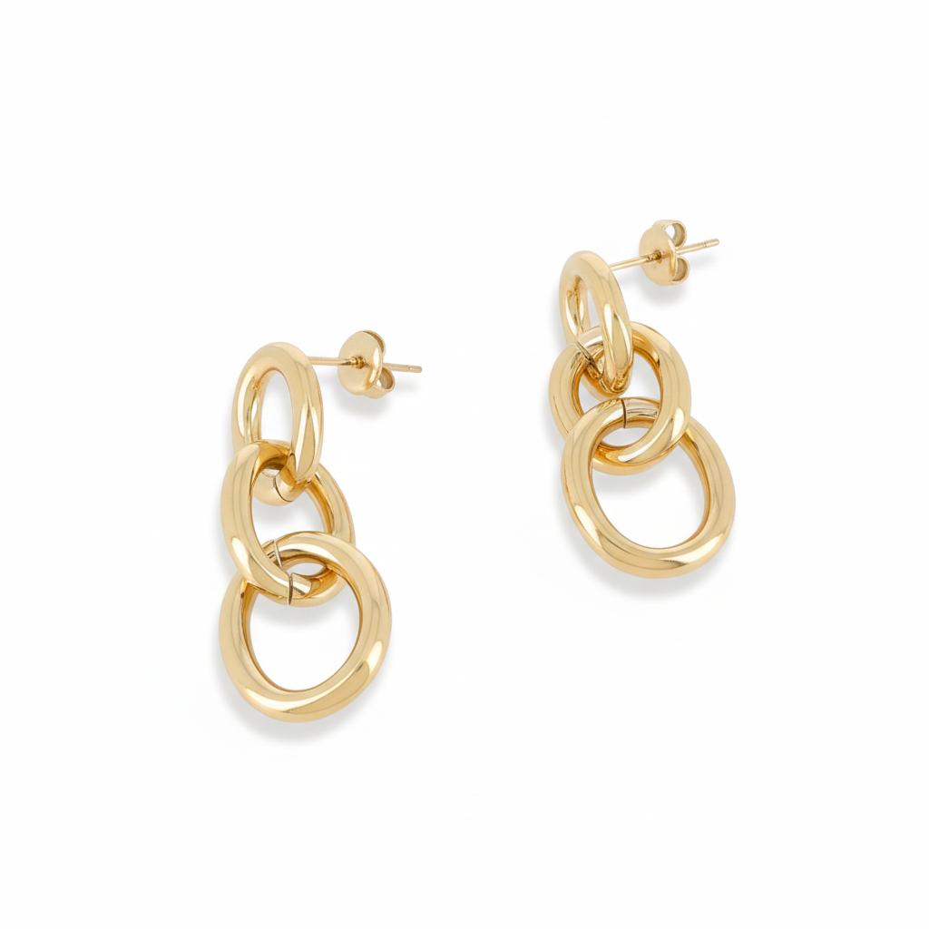 Boucles d'oreilles pendantes dorées Lelia anneaux entrelacés - Bijou photographié sur fond blanc