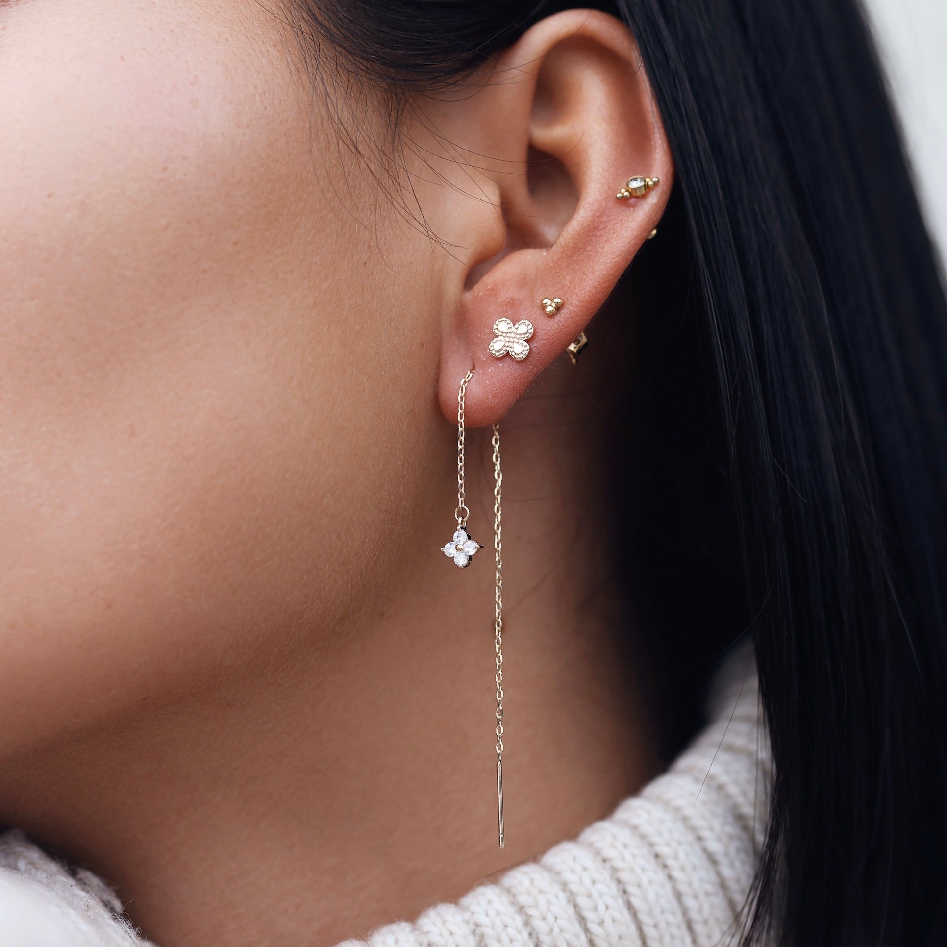 Boucles d'oreilles pendantes avec trèfle zircons Leora - Bijou porté