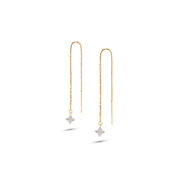 Boucles d'oreilles pendantes avec trèfle zircons Leora - Bijou photographié sur fond blanc
