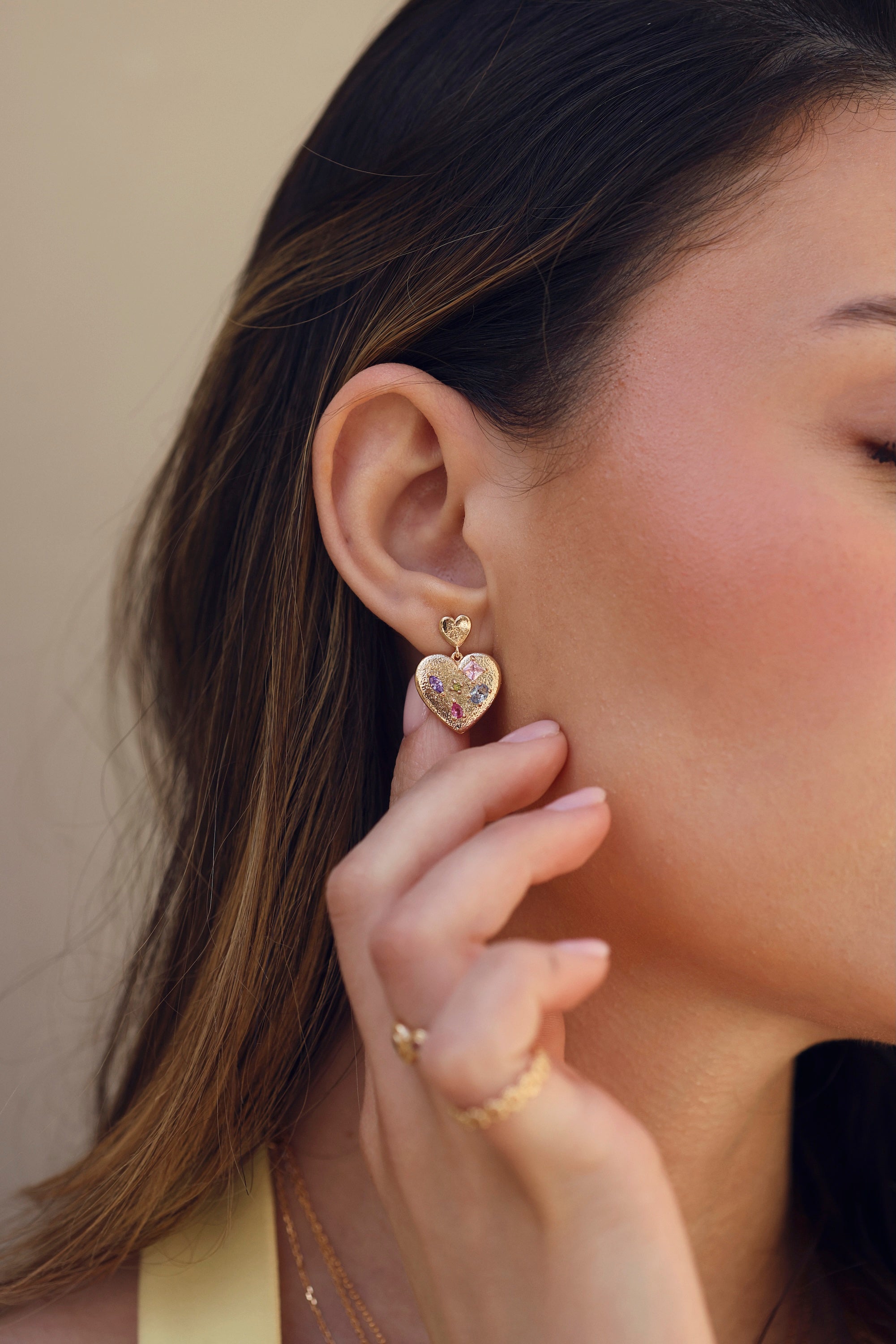 Boucles d'oreilles pendantes Lexie dorées avec un pendentif cœur orné de zircons colorés - Bijou porté