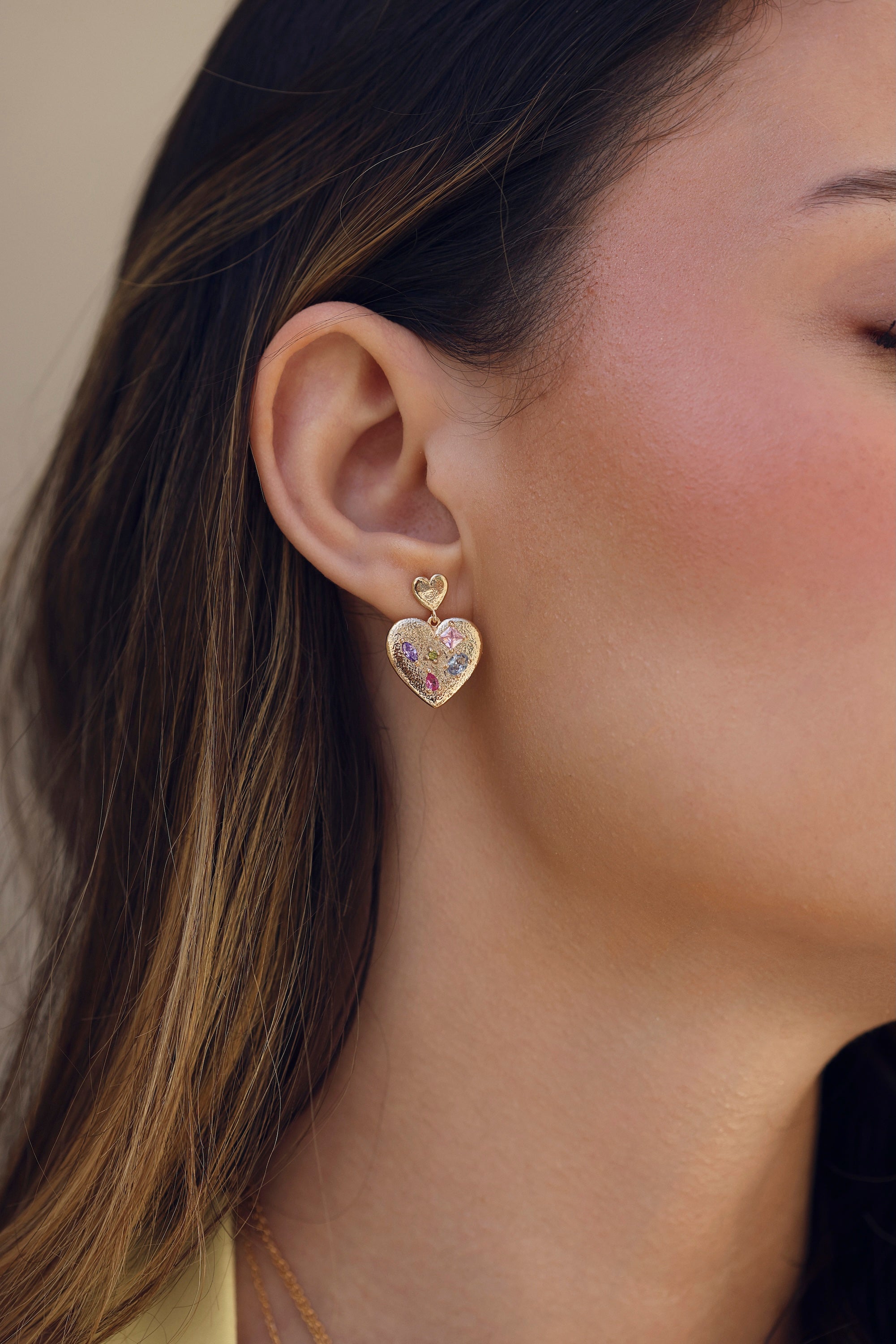 Boucles d'oreilles pendantes Lexie dorées avec un pendentif cœur orné de zircons colorés - Bijou porté