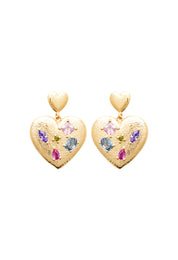 Boucles d'oreilles pendantes Lexie dorées avec un pendentif cœur orné de zircons colorés - Bijou sur fond blanc
