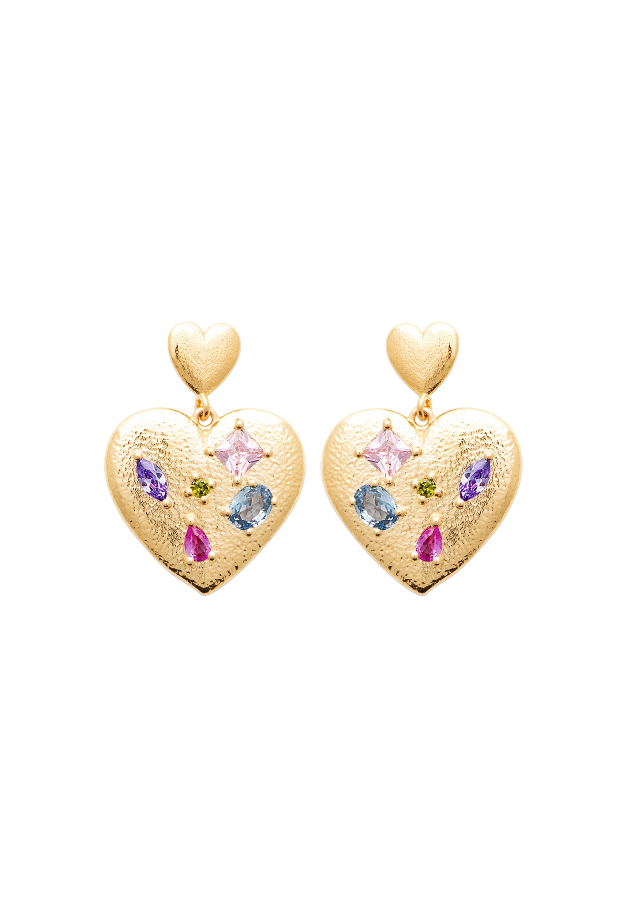 Boucles d'oreilles pendantes Lexie dorées avec un pendentif cœur orné de zircons colorés - Bijou sur fond blanc
