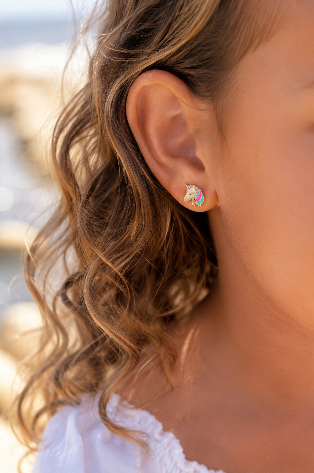 Boucles d’oreilles dorées pour enfant licorne - Bijou porté