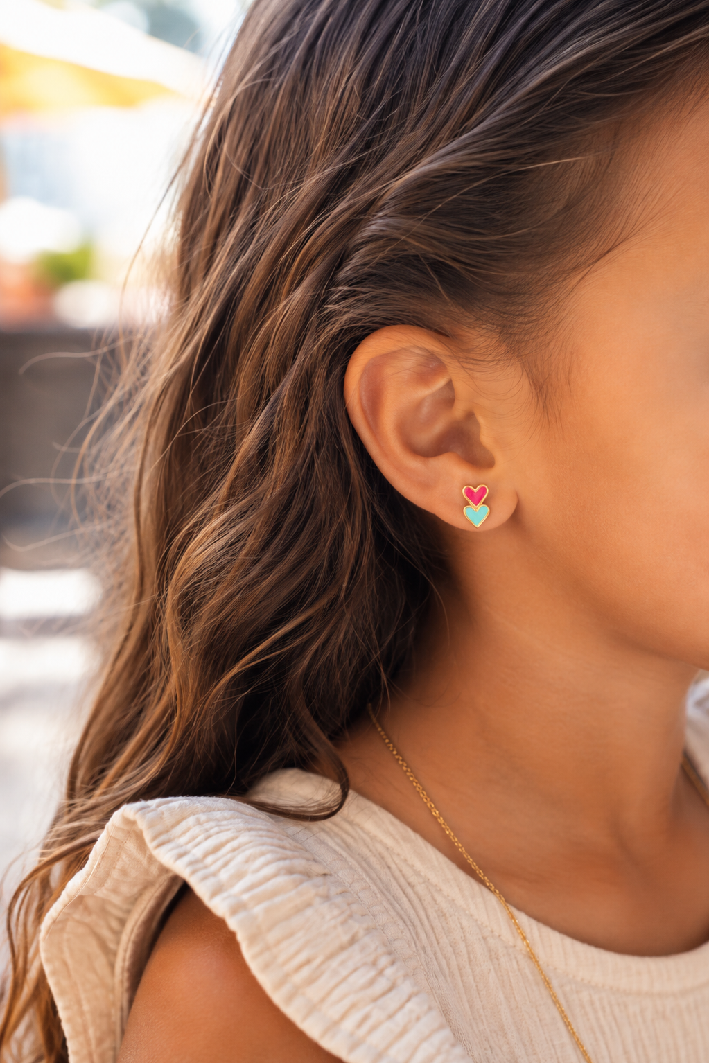 Boucles d'oreilles pour enfant Lily-Rose dorées cœurs colorés - Bijou porté