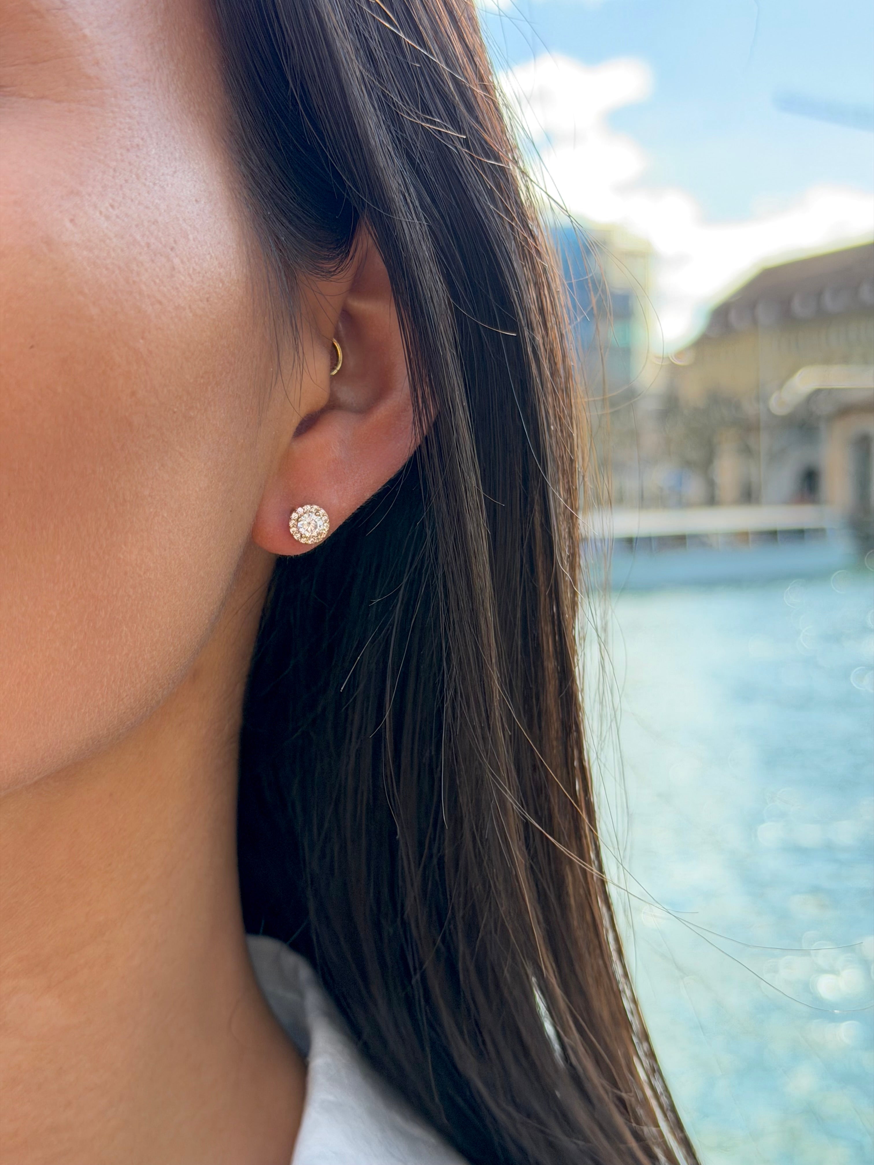 Boucles d'oreilles puces dorées Linoa zircons - Bijou porté