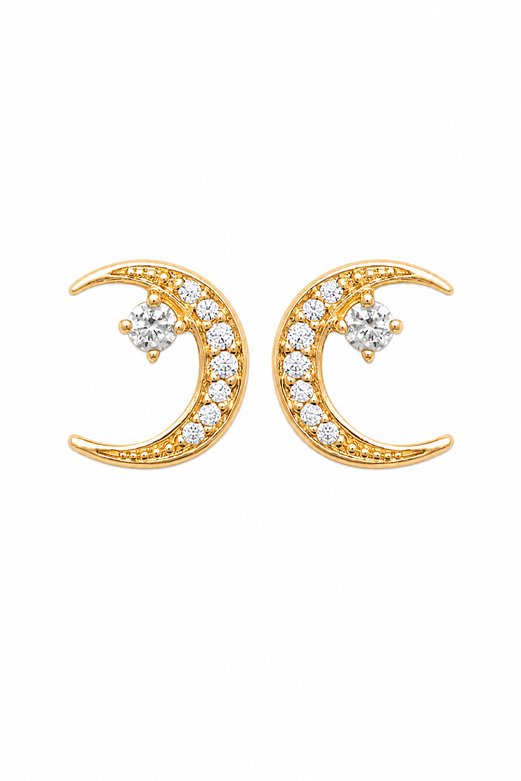 Boucles d’oreilles puces Lulia dorées demi-lunes serties de zircon - Bijou sur fond blanc